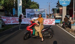Aksi protes warga nelayan Jambula yang memasang Spanduk merintangi jalan utama Pulau Ternate, aksi