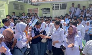 Gubernur Maluku Utara Sherly Laos didampingi Ibu Kepala Sekolah SMA 8 menyalami para siswa saat berkunjung ke sekolah tersebut