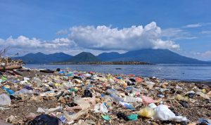 Sampah yang berserakan di pantai Sasa