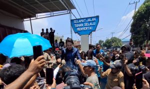 Sherly saat datang di Jambula dan dikerubuti warga foto Yani