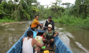 Perahu dengan mesin tempel yang ditumpangi warga Kulo menuju Kulo Dalam sebelum menemukan tumpukan kayu dan sampah, foto Vicky