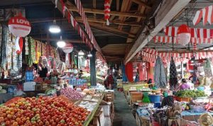 Bawang, rica tomat yang dijual para pedagang di pasar Bastiong Ternate